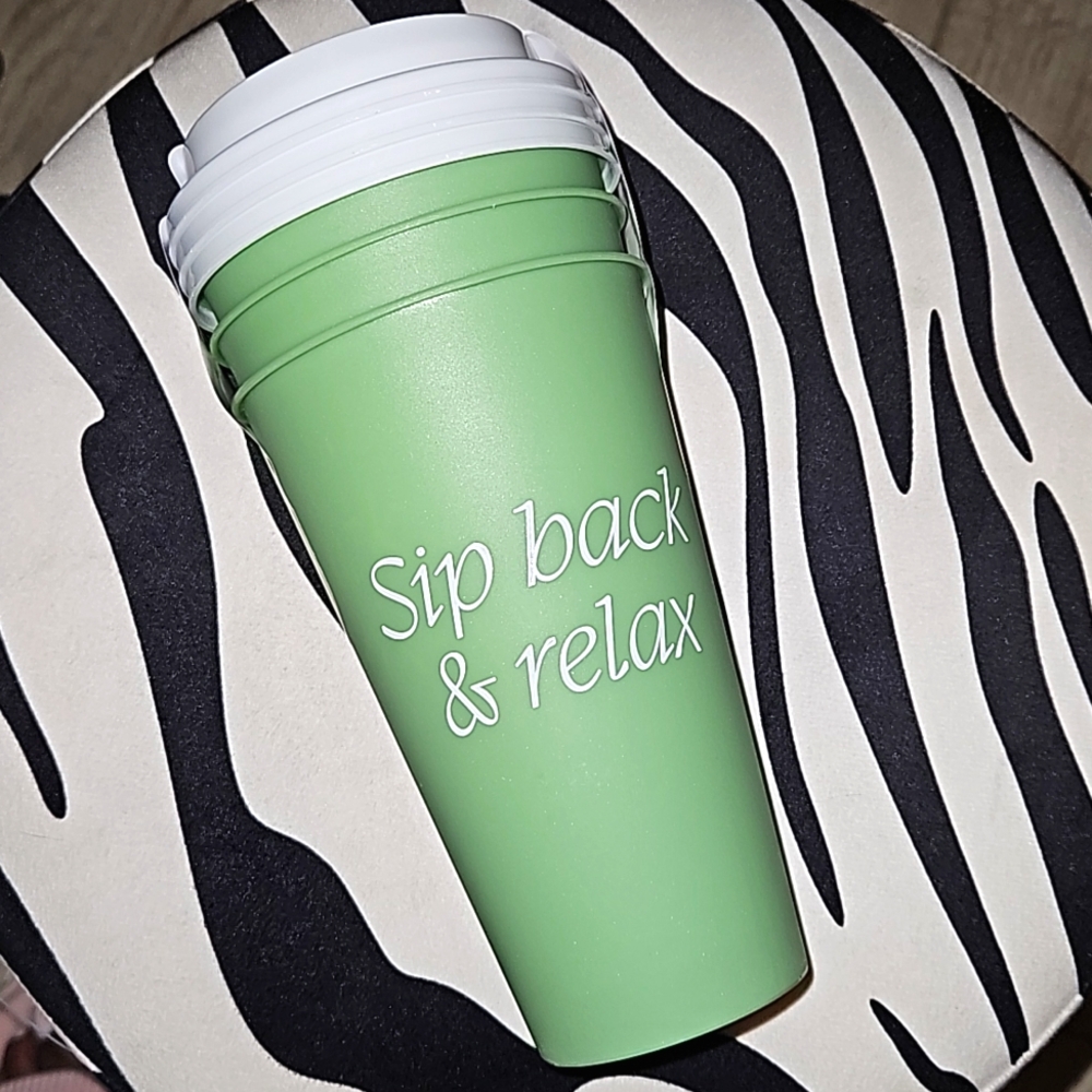 3 REUSABLE CUPS GREEN SIP BACK AND RELAX